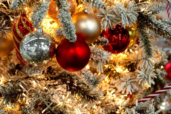 Decorato Albero Natale Primo Piano Sfondo Palle Rosse Argentate Ghirlanda — Foto Stock