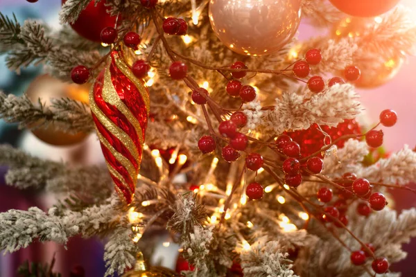 Decorado Árvore Natal Closeup Fundo Bolas Vermelhas Prateadas Guirlanda Iluminada — Fotografia de Stock