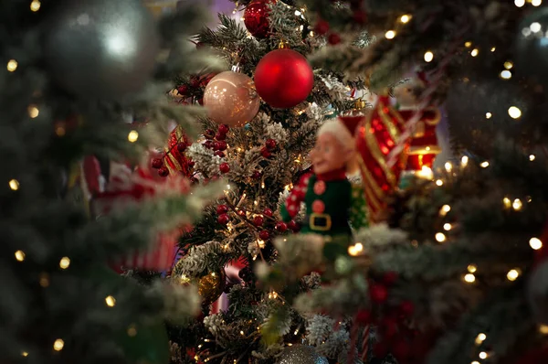 Decorado Árvore Natal Closeup Fundo Bolas Vermelhas Prateadas Guirlanda Iluminada — Fotografia de Stock