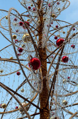 Doğal detayları ve noel balolarını içeren Noel ağacı. Dış mekan konseptinde çevre dekoru. Yaratıcı Noel ağacı.