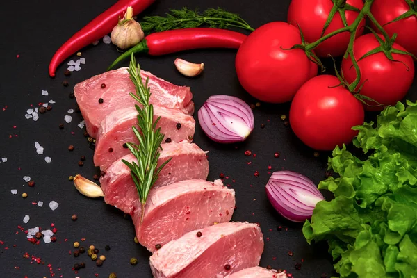 Filetes Carne Jugosos Crudos Listos Para Asar Sobre Fondo Pizarra — Foto de Stock