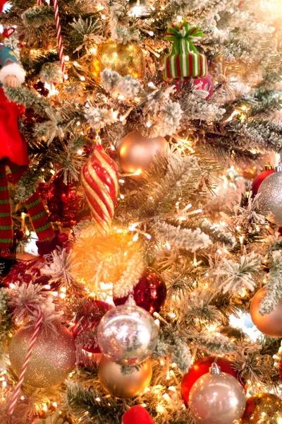 Decorato Albero Natale Primo Piano Sfondo Palle Rosse Argentate Ghirlanda — Foto Stock
