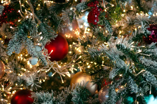 Decorato Albero Natale Primo Piano Sfondo Palle Rosse Argentate Ghirlanda — Foto Stock
