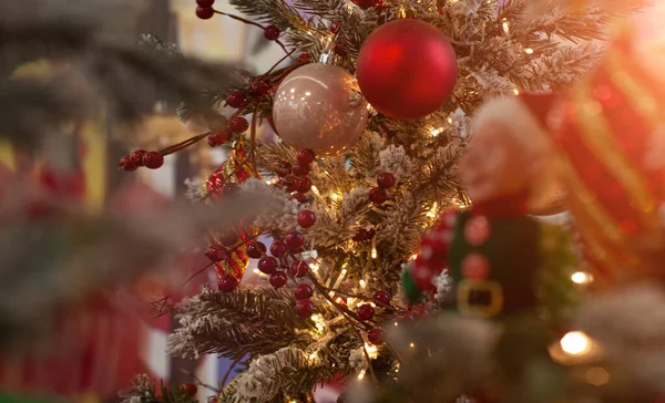 Decorado Árvore Natal Closeup Fundo Bolas Vermelhas Prateadas Guirlanda Iluminada — Fotografia de Stock