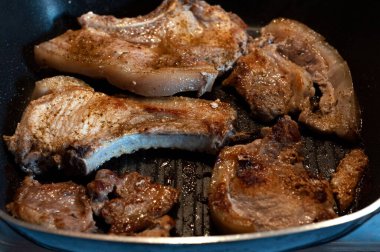 Sulu etli biftek, yakın plan. Seçici odaklanma. Derin kavrulmuş