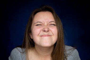 Aklımı kaçırmıştım. Garip bir ifadesi olan şaşı gözlü kadın. Deli kadın. İnsani duygular, Nisan 1