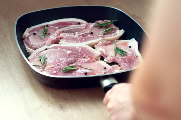 Bifes Carne Suculentos Crus Prontos Para Assar Uma Panela Mão — Fotografia de Stock
