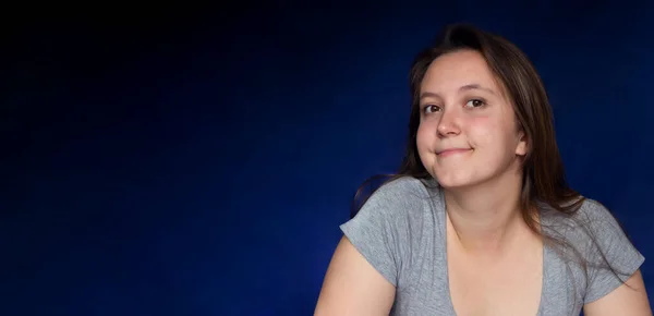 Šťastná Mladá Běloška Usmívá Dívá Kamery Portrét Mezerou Pro Kopírování — Stock fotografie