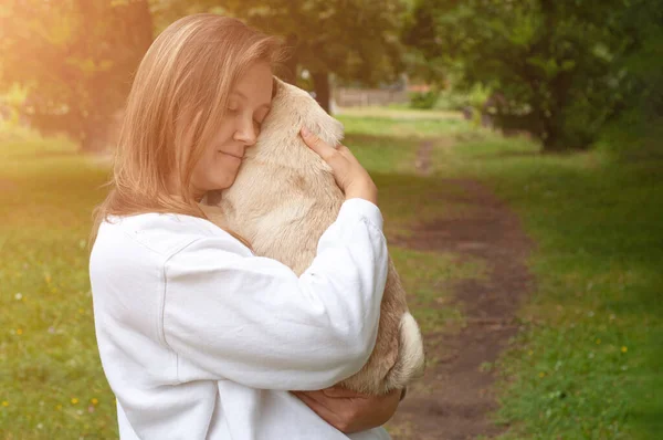 Lifestyle Van Schattige Jonge Vrouw Met Pug Hond Glimlachen Liefdevolle — Stockfoto