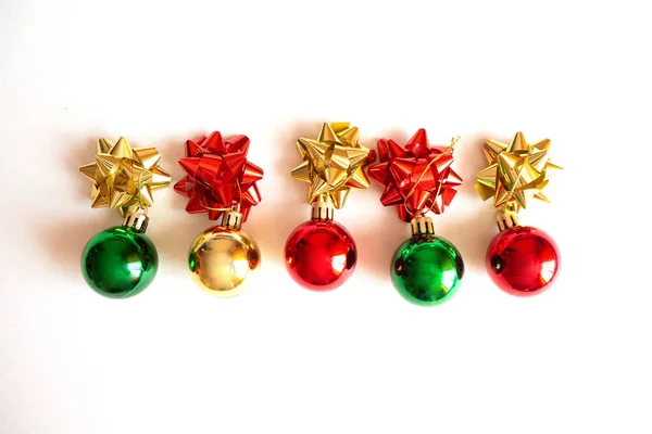 Weihnachten Minimales Muster Farbige Weihnachtskugel Auf Weißem Hintergrund Flache Lage — Stockfoto