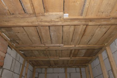 Ahşap kiriş kütükleri ve bloklardan oluşan birleşik bir ev. Evin ilk katındayız. Yenileme ve yeniden yapılandırma. Ev ya da daire yapım aşamasında, tadilat, yenileme, restorasyon.