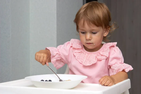 Menina Pequena Comendo Sua Aveia Mingau Manhã Com Mirtilos Ela — Fotografia de Stock