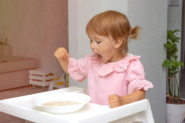 Menina Pequena Comendo Sua Aveia Mingau Manhã Com Mirtilos Ela — Fotografia de Stock