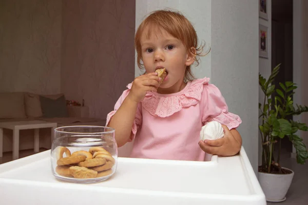 Menina Cozinha Sentado Cadeira Alta Comer Biscoitos Doces Outros Doces — Fotografia de Stock