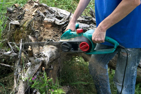 Elektrikli Testere Odun Keserken Testereyle Odun Kesen Adam Toz Hareketler — Stok fotoğraf