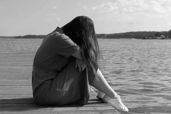 Traurigkeit Frau Sitzt Fluss Auf Pier Introvertiert Müde Und Depressiv — Stockfoto