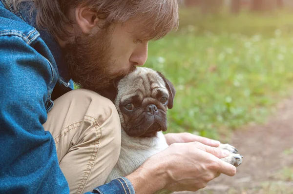 Muž Jeho Pug Pes Hraje Venku Parku Mladý Majitel Objímají — Stock fotografie