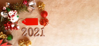 Noel süsleri, kardan adam, Noel oyuncakları ve balolarla birlikte satışta. düz yat