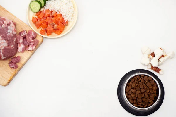 Alimentos Para Cães Inclui Pellets Secos Guloseimas Alimentos Enlatados Juntamente — Fotografia de Stock