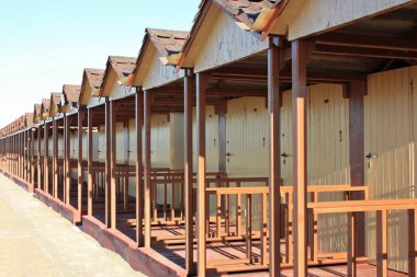 ahşap kabin veya bir plaj tesisi kesin satırları soyunma odaları