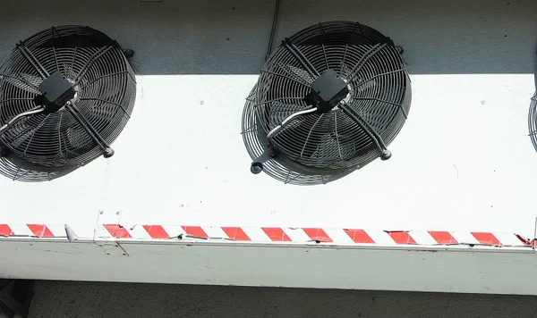 Svart Ventilationssystem Vit Vägg Tre Horisontella Ventilationsventiler — Stockfoto