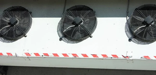 Sistema Ventilação Preto Uma Parede Branca Três Válvulas Ventilação Horizontais — Fotografia de Stock