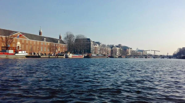 Auf Den Holländischen Kanälen Von Amstedam Einem Kalten Tag — Stockfoto
