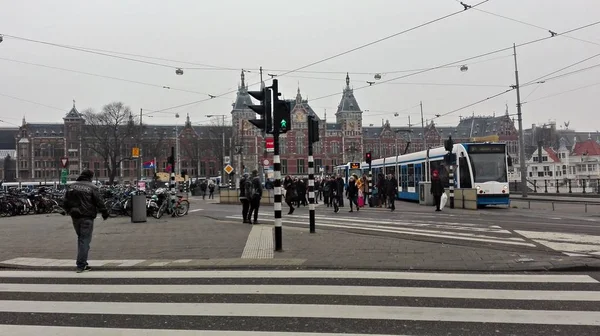 オランダの休日 博物館と灰色の冬の日の店の間オランダの街を歩く — ストック写真