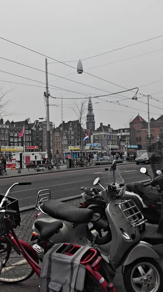 オランダの休日 博物館と灰色の冬の日の店の間オランダの街を歩く — ストック写真