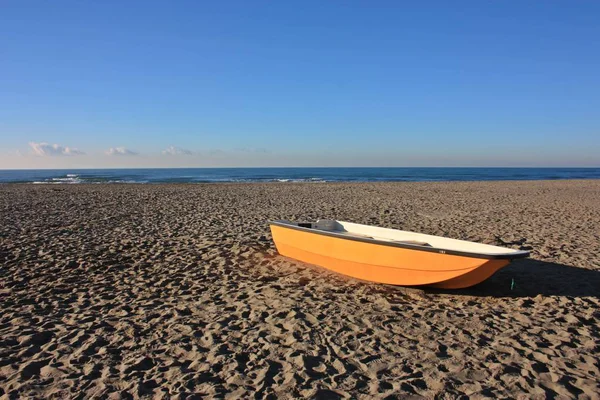 Pequeno Barco Pesca Sozinho Praia Inverno — Fotografia de Stock