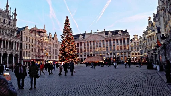 ブリュッセル ベルギー クリスマス期間の中央広場 ライトが付いている都市および他の装飾お祝い装飾されています が歩く幸せ — ストック写真