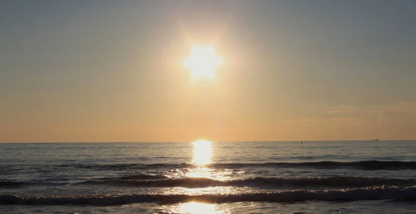 ビーチでロマンチックな夕日 まっすぐ地平線 太陽が消えます 温かみのある色調 イエロー オレンジ ブラウン — ストック写真