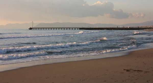 Romantico Tramonto Sulla Spiaggia Orizzonte Dritto Sole Colori Caldi Giallo — Foto Stock