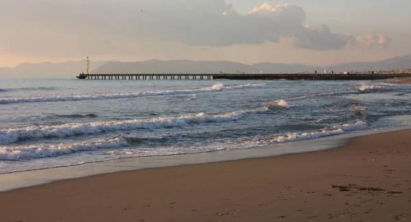 Romantikus Naplemente Strandon Egyenes Horizont Nap Elmúlik Meleg Színek Sárga — Stock Fotó