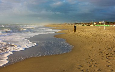 Yaşlı bir adam sahilde dolaşır. Belki de kendini kaybetti ve o artık eve dönüş yolunu bulamıyorum. Onun yalnızlık onun melankoli içinde dolaşır. akıl hastalığı, parkinson belki veya alzheimer.