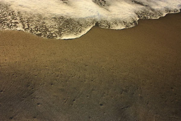 Пенная Морская Соленая Волна Волна Спокойно Ломается Берегу Песчаный Берег — стоковое фото