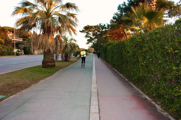 Sportlicher Mann Mit Skiern Auf Dem Gepflasterten Promenadenweg Auf Dem — Stockfoto