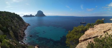 sihirli ada, Es cala d'hort uçurumdan görülen Vedra