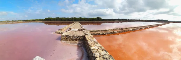 Doğal Park. formentera saltworks rezerv. pembe ve kırmızı renkler