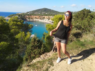 Genç beyaz kadın. cala d'hort Es Vedra Adası önünde Panoraması