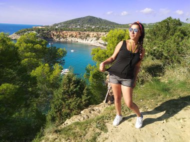 Genç beyaz kadın. cala d'hort Es Vedra Adası önünde Panoraması