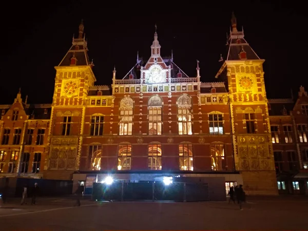 Čelní Noční Pohled Průčelí Hlavní Nádraží Amsterdamu Holandsku — Stock fotografie