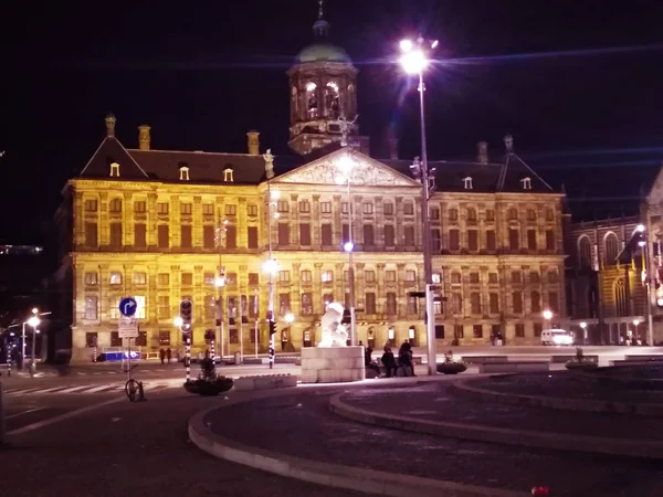 夜に見られるアムステルダムのダム広場の王宮 — ストック写真
