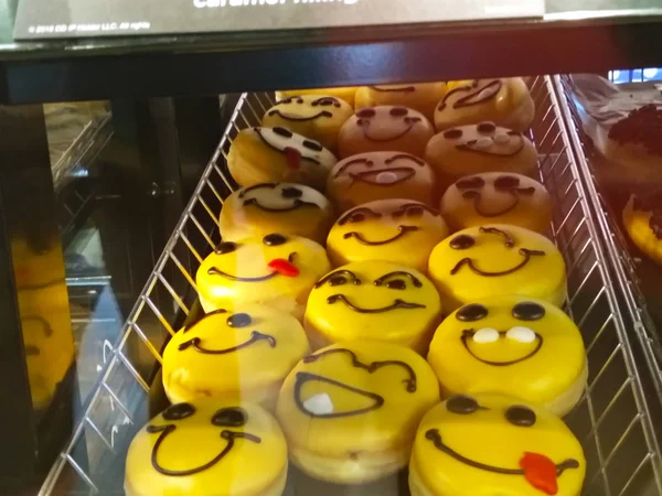 Mostra Uma Pastelaria Donuts Amarelos Com Rostos Sorridentes Felizes Feitos — Fotografia de Stock