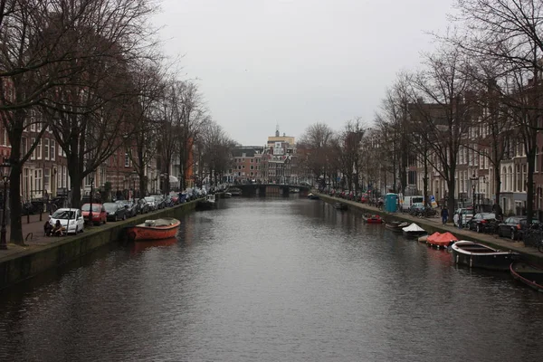 Krásný den na holandské kanály v Amsterdamu — Stock fotografie