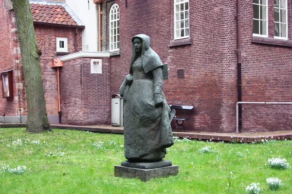 Jardín secreto del beghine de Amsterdam. estatua en medio del verde en el barrio reservado y silencioso habitado por religiosos — Foto de Stock