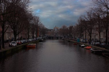 Amsterdam, seyahat tekneleri ve antik yapılarıyla romantik Kanallar