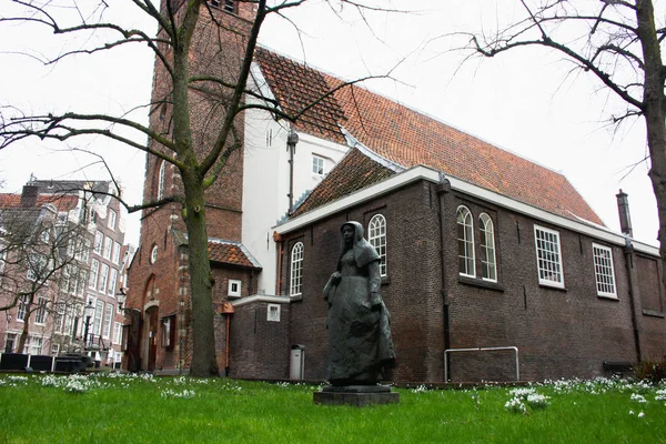Hemliga trädgården av beghine i amsterdam. staty mitt i gröna stadsdelen reserverad och tyst bebos av religiösa människor — Stockfoto