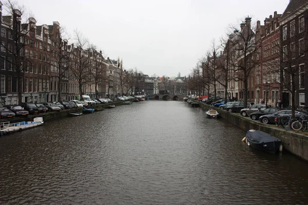 Ρομαντικά κανάλια του Άμστερνταμ, τα σκάφη που ταξιδεύουν και την αρχαία κτίρια — Φωτογραφία Αρχείου