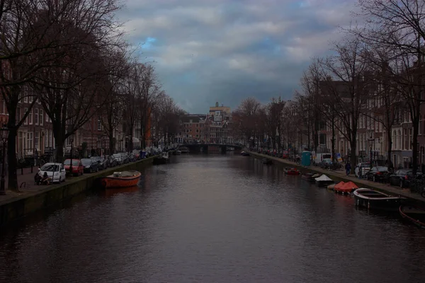 Romantický kanály Amsterdamu, cestování lodí a jeho starověkých budov — Stock fotografie